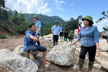 Lãnh đạo thôn Phiêng Khăm kể lại thời điểm xảy ra lũ ống đổ xuống Phiêng Khăm với đồng chí Phó Bí thư Thường trực Tỉnh ủy.
