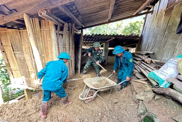 Lực lượng Quân đội và Dân quân tự vệ đến giúp người dân thôn Phiêng Khăm thu dọn bùn đất.