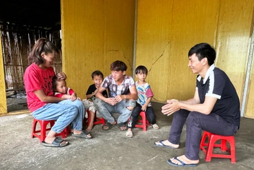 Vợ chồng em Giàng A Hầu và vợ là Lý Thị Lịch cùng 3 người con trong căn nhà Đại đoàn kết mới được dựng năm 2023.