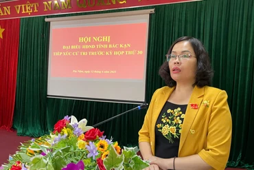 Đồng chí Trần Thị Lộc, Ủy viên Ban Thường vụ Tỉnh ủy, Phó Chủ tịch Thường trực HĐND tỉnh phát biểu tại buổi tiếp xúc cử tri huyện Pác Nặm.