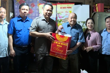 Đoàn công tác của tỉnh thăm tặng quà người có công huyện Pác Nặm