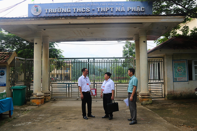 Kiểm tra tại điểm thi Trường THCS - THPT Nà Phặc (Ngân Sơn). 1.jpg