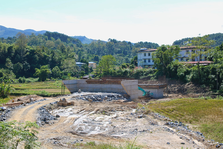 Cầu 2 (Km0+632,5)nhà thầu thi công phần mặt cầu và đắp đường dẫn vào cầu. 2.jpg