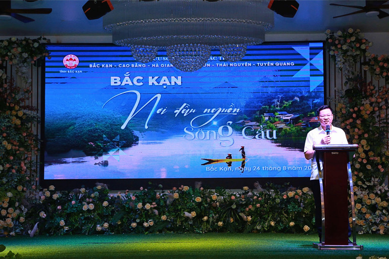 Phó Chủ tịch Thường trực UBND tỉnh Bắc Kạn Đinh Quang Tuyên phát biểu chào mừng và trao đổi với các Sở Xây dựng. 1.jpg