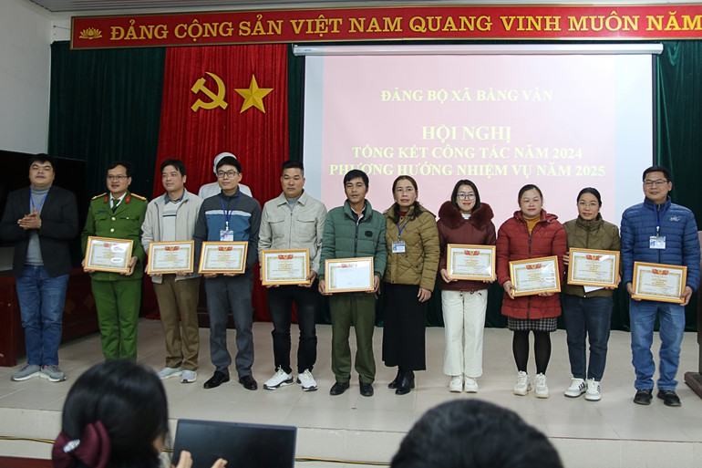 Lãnh đạo Đảng ủy, UBND xã trao Giấy khen cho các cá nhân đạt thành tích năm 2024. bv.jpg