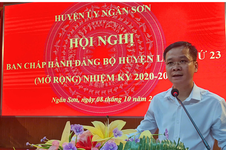 Đồng chí Nông Bình Cương, Ủy viên Ban Chấp hành Đảng bộ tỉnh, Bí thư Huyện ủy Ngân Sơn phát biểu chỉ đạo. 12-9335.jpg