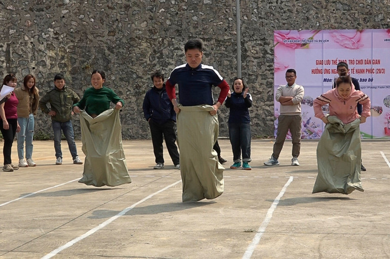 Giao lưu thể thao, trò chơi dân gian tạo ra những khoảnh khắc vui vẻ, tăng thêm sự gắn kết giữa các thành viên gia đình. qthp.jpg