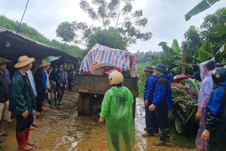 Xã Bằng Vân thực hiện phương châm "4 tại chỗ" , hỗ trợ di chuyển tài sản ra khu vực an toàn. 3.jpg