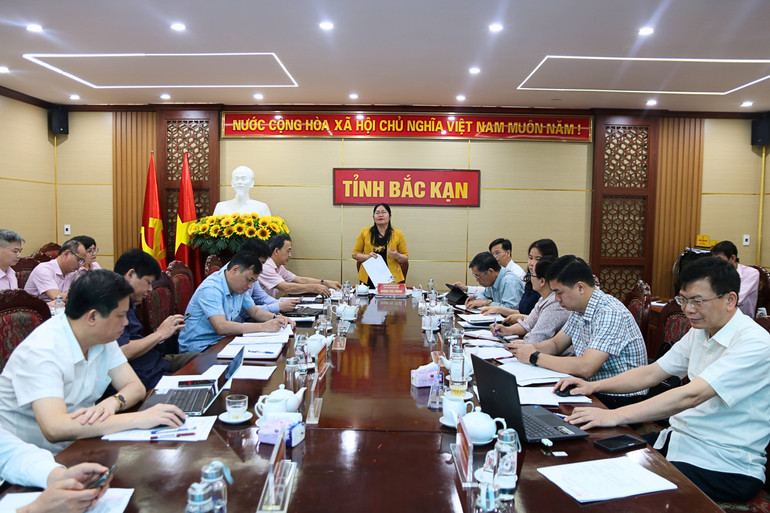 Đồng chí Hoàng Thu Trang, Phó Chủ tịch UBND tỉnh, Trưởng Ban đại diện HĐQT NHCSXH tỉnh chủ trì phiên họp quý I năm 2025. 1.jpg