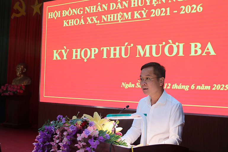 Đồng chí Nông Bình Cương, Tỉnh ủy viên, Bí thư Huyện ủy phát biểu chúc mừng kết quả hoạt động của HĐND huyện Ngân Sơn, nhiệm kỳ 2021 -2026. 1.jpg
