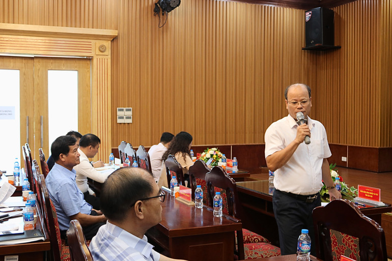 Ông Phạm Văn Hòa, Phó Giám đốc Agribank Bắc Kạn thông tin về các cơ chế, quy định cho vay của hệ thống ngân hàng. 2.jpg