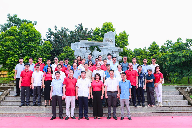Đại diện 06 Sở Xây dựng vùng Đông Bắc chụp ảnh lưu niệm tại Khu Di tích lịch sử quốc gia Nà Tu - nơi Bác Hồ tặng lực lượng TNXP 4 câu thơ "Không có việc vì khó/Chỉ sợ lòng không bền/ đào núi và lấp biển/Quyết chí ắt làm nên". 3.jpg
