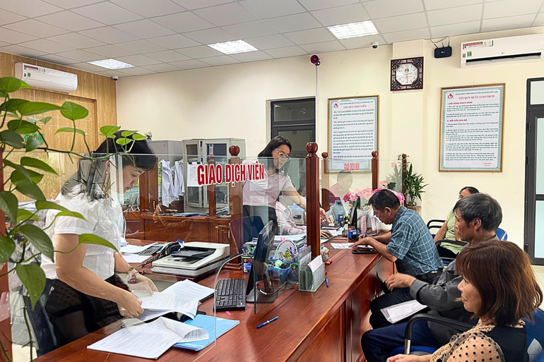 Cán bộ NHCSXH luôn nêu cao tinh thần trách nhiệm trong phục vụ Nhân dân. 2.jpg