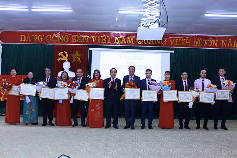 Trao Giấy khen của Tổng Giám đốc NHCSXH cho các cá nhân có thành tích xuất sắc trong phong trào thi đua giai đoạn 2020 - 2025. ab.jpg