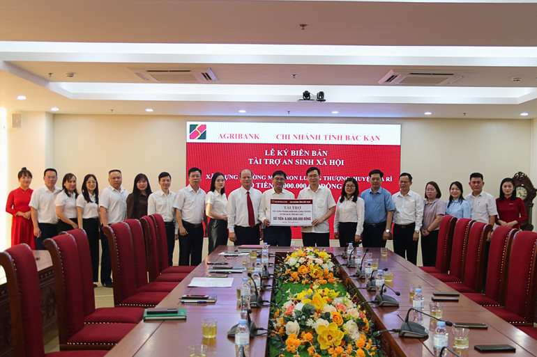 Giám đốc Agribank Chi nhánh tỉnh Đỗ Đăng Hùng trao biển tài trợ kinh phí hỗ trợ xây dựng Trường mầm non Lương Thượng. 3.jpg