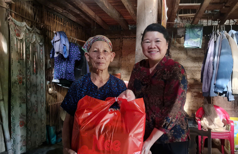 Phó Bí thư Thường trực Huyện ủy, Chủ tịch HĐND huyện Ngân Sơn Chu Thị Huyền thăm, tặng quà bà Phan Thị Cấp, Tiểu khu Bản Súng, thị trấn Vân Tùng. tặng quà.jpg