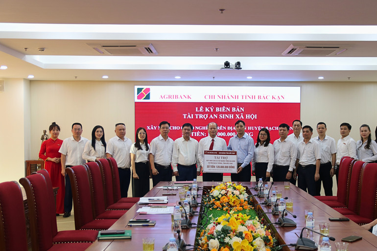 Ông Phạm Văn Hòa, Phó Giám đốc Agribank Chi nhánh tỉnh trao biển tài trợ xây dựng nhà cho 02 hộ nghèo huyện Bạch Thông. 4.jpg