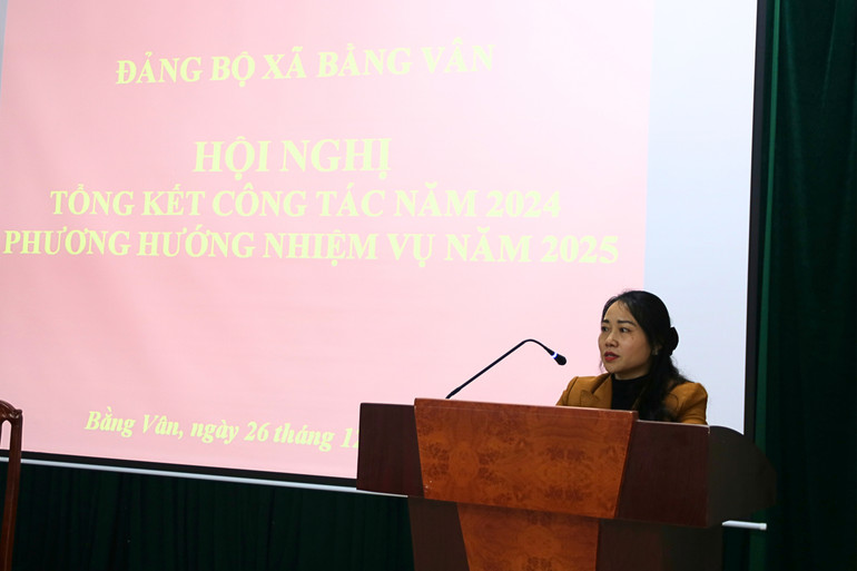 Đồng chí Hoàng Chung Thảo, Phó Tổng biên tập Báo Bắc Kạn phát biểu tại Hội nghị. 1.jpg