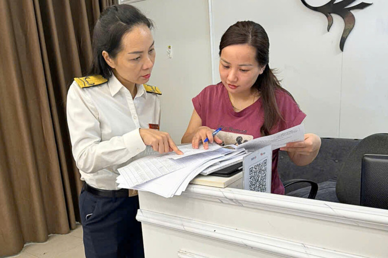 Cán bộ Đội Thuế liên huyện Bắc Kạn - Bạch Thông - Chợ Đồn hỗ trợ người nộp thuế. 1.jpg