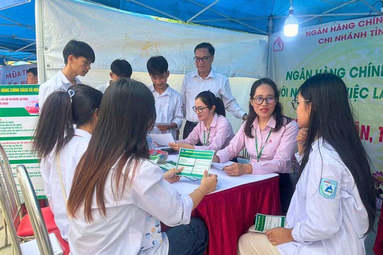 Chương trình tín dụng cho vay HSSV chắp cánh cho ước mơ học tập. 4.jpg