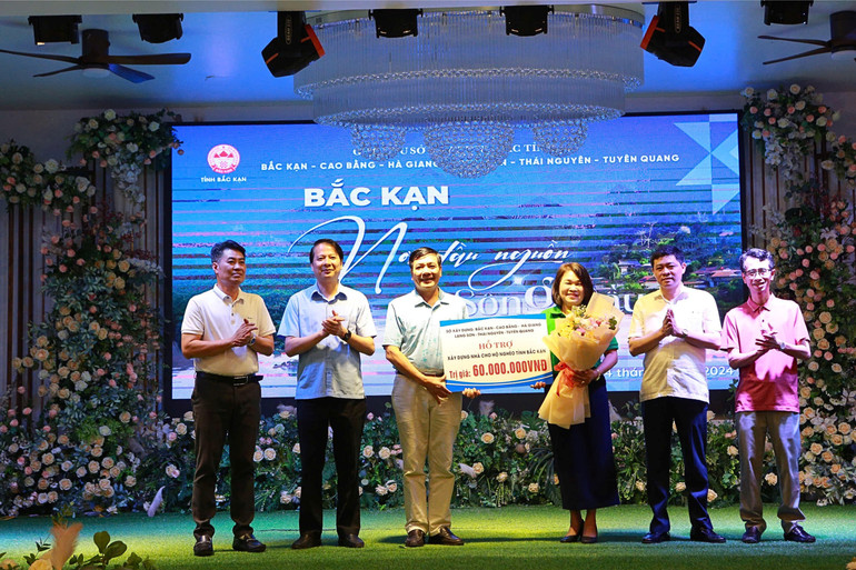 Đại diện các Sở Xây dựng trao số tiền ủng hộ xây dựng nhà mới cho hộ chính sách, hộ nghèo khó khăn về nhà ở tại tỉnh Bắc Kạn. 2.jpg