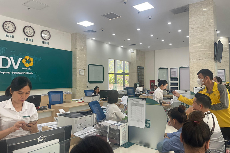 Khách hàng giao dịch tại Ngân hàng BIDV Chi nhánh Bắc Kạn. 1.jpg