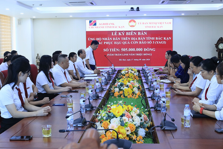 Lễ ký biên bản giữa Agribank Chi nhánh tỉnh và Ủy ban MTTQ Việt Nam tỉnh ủng hộ Nhân dân trên địa bàn tỉnh khắc phục hậu quả bão số 3. NH.jpg