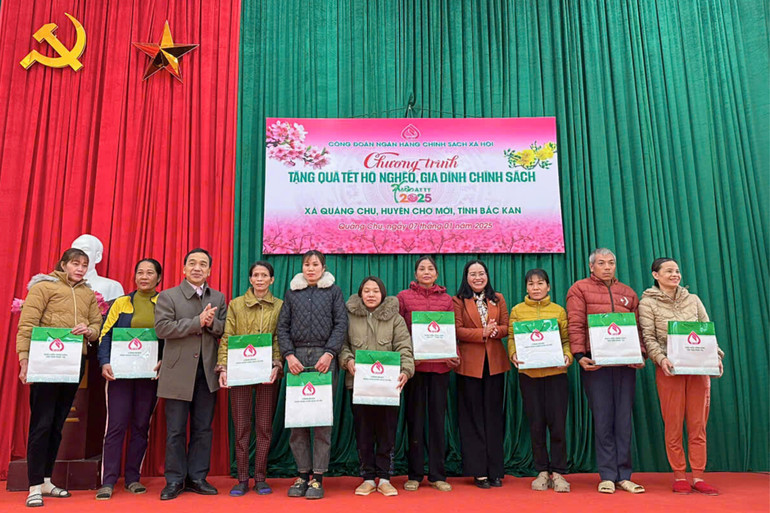 Đại diện Chi nhánh NHCSXH tỉnh và huyện Chợ Mới tặng quà cho các hộ nghèo, gia đình chính sách xã Quảng Chu. tang-qua-tet.jpg