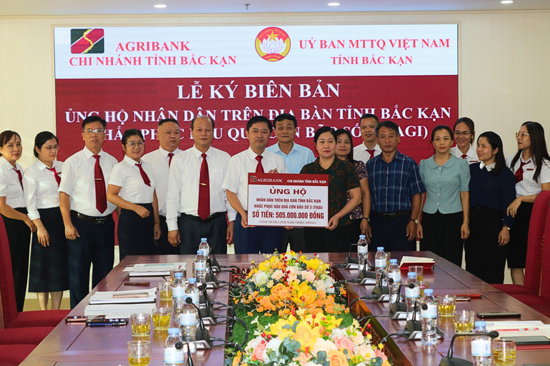 Agribank Chi nhánh tỉnh Bắc Kạn trao số tiền hơn 500 triệu đồng cho Ủy Ban MTTQ Việt Nam tỉnh. 1.jpg