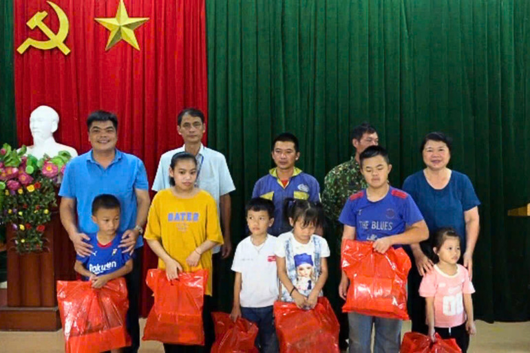 Bà Chu Thị Huyền, Phó Bí thư Thường trực Huyện ủy, Chủ tịch HĐND huyện trao quà cho trẻ em xã Bằng Vân. 1.jpg