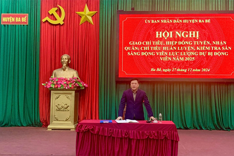Đồng chí Nông Ngọc Duyên, Chủ tịch Ủy ban nhân huyện, Chủ tịch Hội đồng Nghĩa vụ quân sự huyện chủ trì hội nghị. 1-7114.jpg
