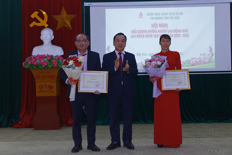 Trao Giấy khen của Tổng Giám đốc NHCSXH cho 02 tập thể "Có thành tích xuất sắc trong phong trào thi đua giai đoạn 2020 - 2025". 2.jpg