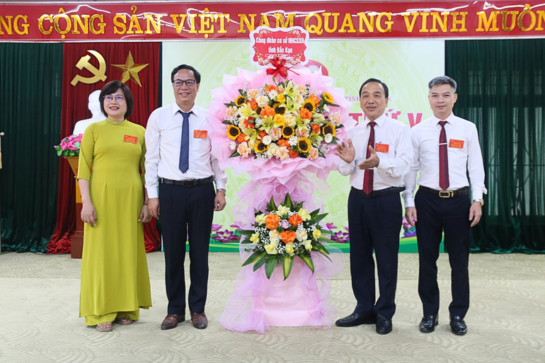 Chi bộ Chi nhánh NHCSXH nhận hoa chúc mừng Đại hội. 2.jpg