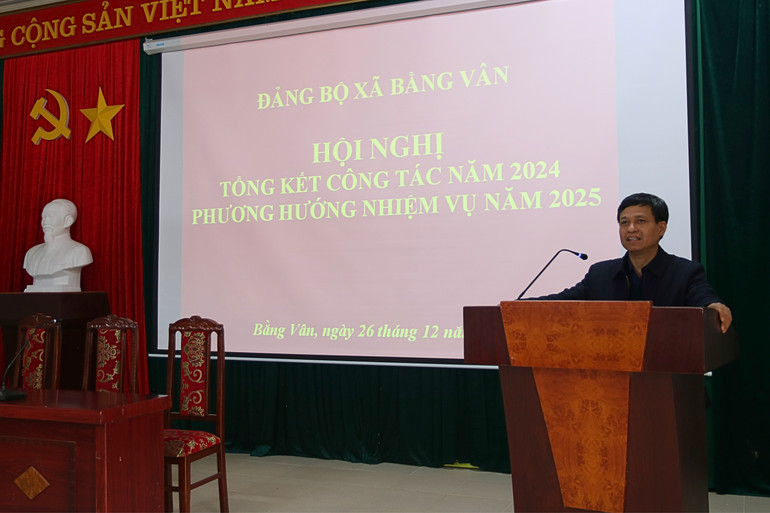 Đồng chí Nguyễn Trọng Lăng, Phó Bí thư Huyện ủy, Chủ tịch UBND huyện phát biểu tại hội nghị. 3.jpg