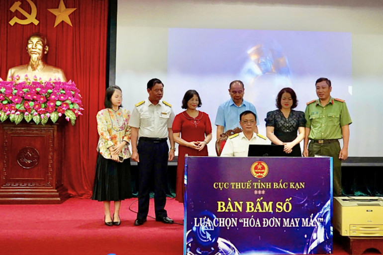 Các thành viên hội đồng bấm nút lựa chọn ngẫu nhiên hóa đơn may mắn. Thue.jpg