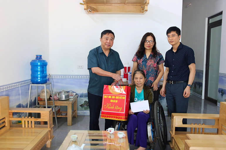 Đoàn công tác thăm, tặng quà bà Đàm Thị Dân, người khuyết tật ở thôn Nà Mu, xã Thuần Mang (Ngân Sơn). 1.jpg