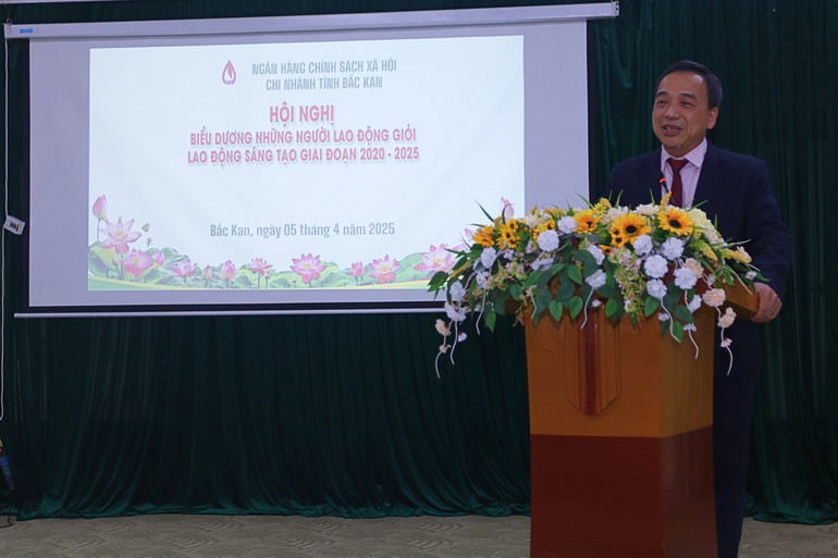 Ông Hà Sỹ Côn, Giám đốc Chi nhánh NHCSXH tỉnh phát biểu khai mạc hội nghị. 4.jpg