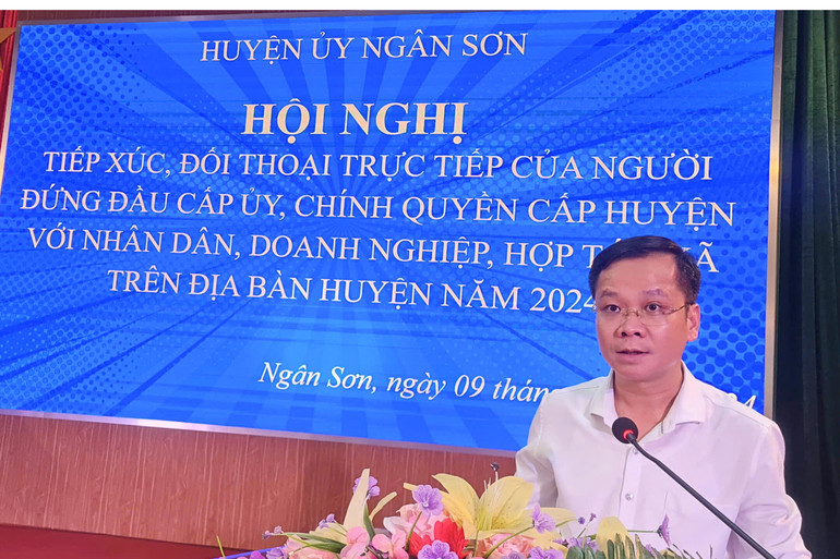 Đồng chí Nông Bình Cương, Ủy viên BCH Đảng bộ tỉnh, Bí thư Huyện ủy Ngân Sơn trả lời và trao đổi trực tiếp các ý kiến, kiến nghị tại Hội nghị. 1-7012.jpg