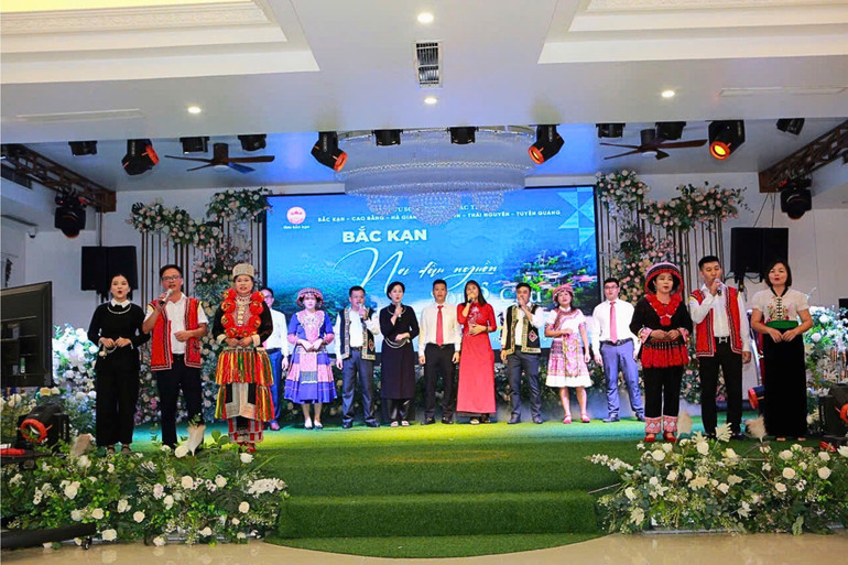Tiết mục văn nghệ chào mừng của Sở Xây dựng Bắc Kạn. 4.jpg