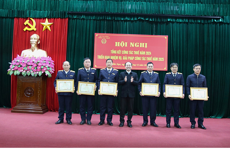 Trao Giấy khen cho các cá nhân hoàn thành xuất sắc nhiệm vụ năm 2024. 3.jpg