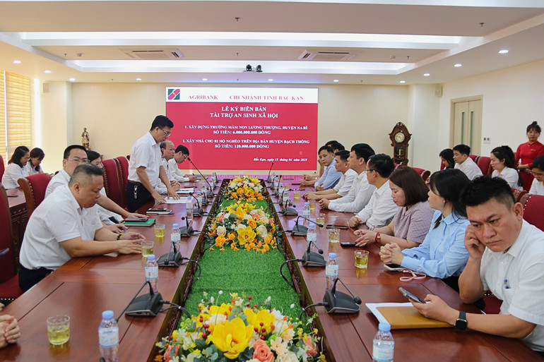 Quang cảnh Lễ ký biên bản tài trợ của Agribank Chi nhánh tỉnh. 1.jpg
