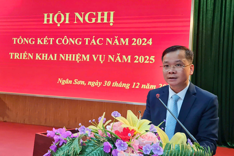 Đồng chí Nông Bình Cương, Tỉnh ủy viên, Bí thư Huyện ủy Ngân Sơn phát biểu khai mạc hội nghị. 1-412.jpg