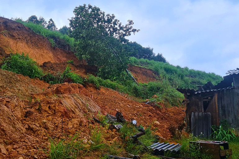 Đất, đá sạt lở vào nhà ông Đinh Hữu Thừa, thôn Khu chợ II, xã Bằng Vân. 1.jpg