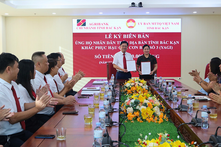 Agribank và Ủy ban MTTQ tỉnh ký biên bản ủng hộ Nhân dân trên địa bàn tỉnh khắc phục hậu quả cơn bão số 3. 2.jpg
