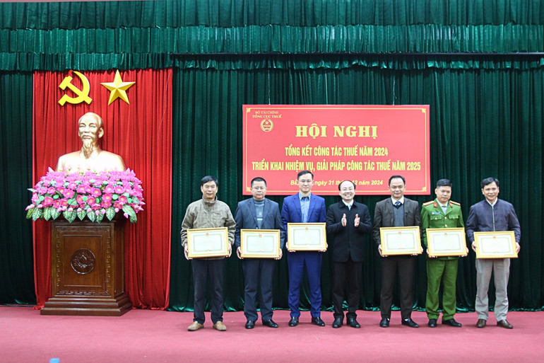 Lãnh đạo tỉnh trao Bằng khen cho các đơn vị đạt thành tích trong công tác phối hợp thu ngân sách năm 2024. 4.jpg