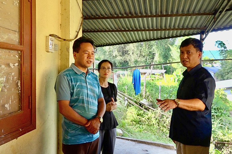 Chủ tịch UBND huyện Ngân Sơn Nguyễn Trọng Lăng (người áo đen bên phải) trực tiếp đi kiểm tra, nắm tình hình công tác ứng phó bão số 3 tại các địa phương. 1.jpg