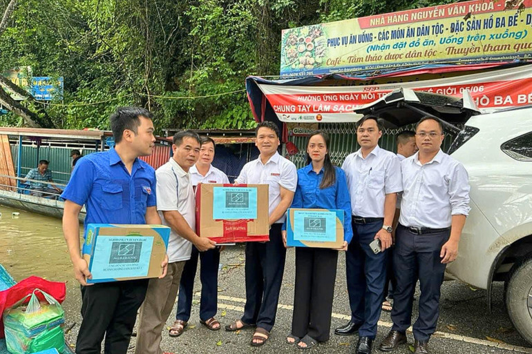 Agribank Chi nhánh Ba Bể đến hỗ trợ người dân xã Nam Mẫu bị ảnh hưởng do bão số 3. agribank Ba Bê.jpg