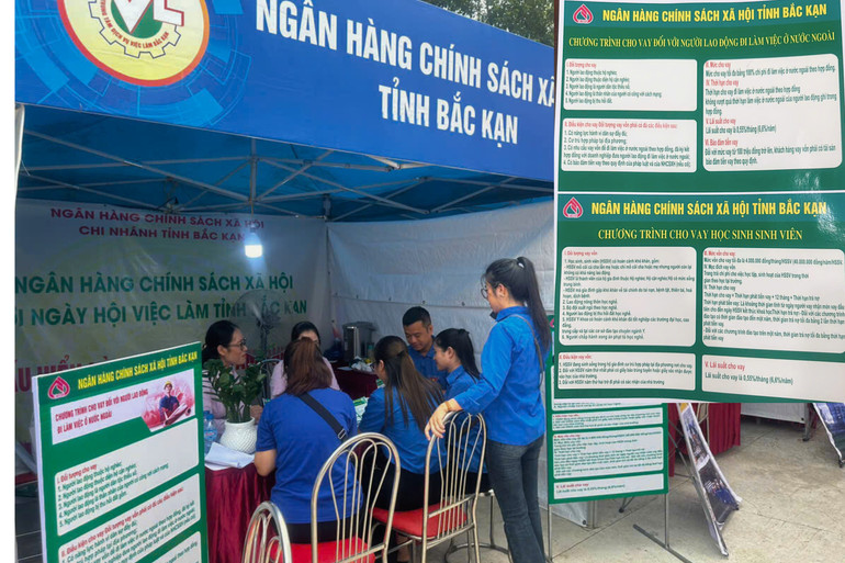 Tuyên truyền, tư vấn chương trình tín dụng chính sách ưu đãi cho HSSV và người lao động đi làm việc ở nước ngoài. NH1.jpg