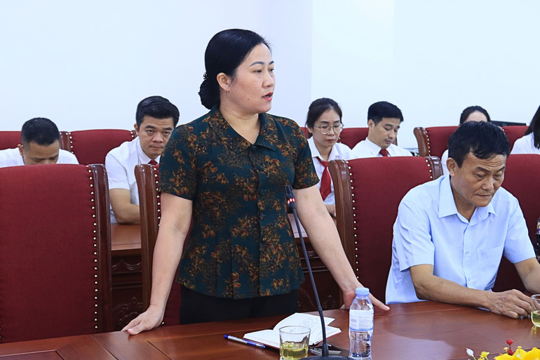 Bà Đỗ Thị Minh Hoa, Chủ tịch Ủy ban MTTQ Việt Nam tỉnh thông tin tình hình khắc phục thiên tai và công tác hỗ trợ của tỉnh. 3.jpg