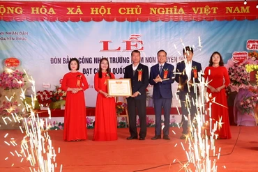 Phó Chủ tịch HĐND tỉnh Đồng Văn Lưu trao Bằng công nhận Trường Mầm non Nguyên Phúc đạt chuẩn quốc gia mức độ I.